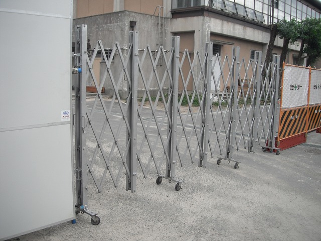 在庫あり 安全鋼板 土木仮設材 Sign-usキャスターゲート Yタイプ 片開き 高さ1.2m×幅5.4m